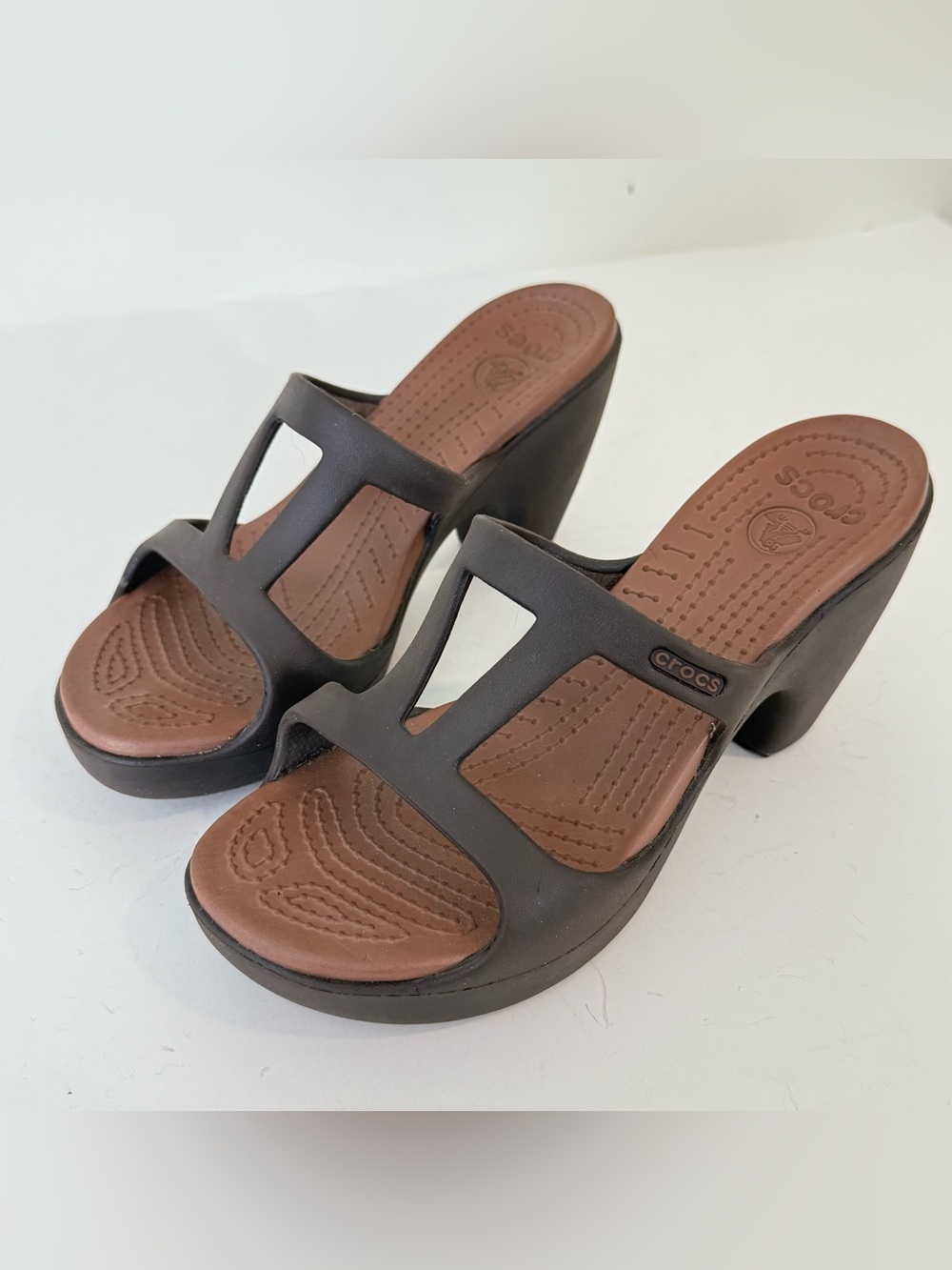 Crocs Womens Brown Bronze Cyprus II T-Strap Platform Chunky Heeled Sandal Size 7